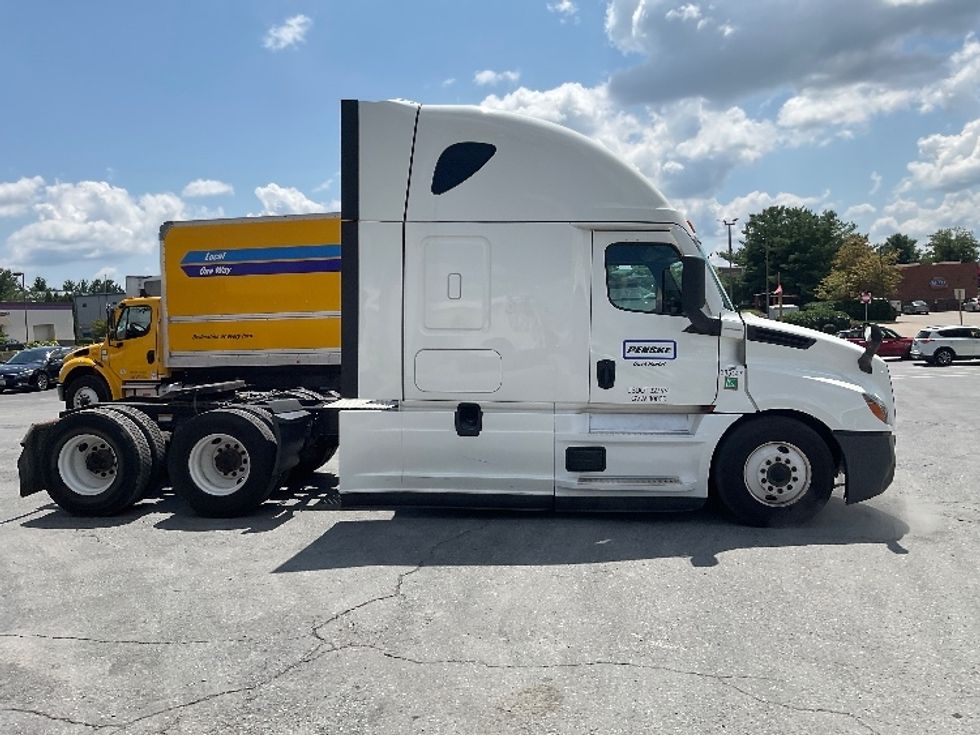 Sleeper Tractor-Heavy Duty Tractors-Freightliner-2022-T12664ST-Frederick-MD-453,713\n\t\tmiles-$ 78,500 - Image 8