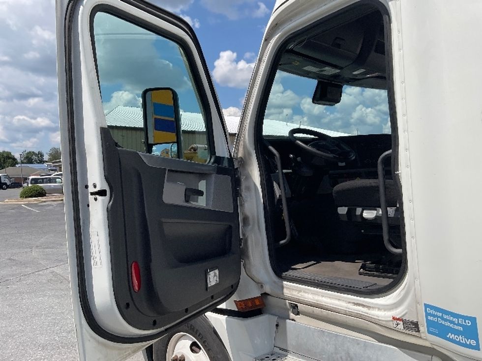 Sleeper Tractor-Heavy Duty Tractors-Freightliner-2022-T12664ST-Frederick-MD-453,713\n\t\tmiles-$ 78,500 - Image 9