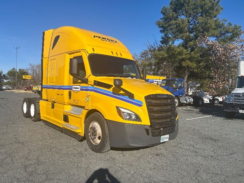 Sleeper Tractor-Heavy Duty Tractors-Freightliner-2022-T12664ST-Fredericksburg-VA-578,834\n\t\tmiles-$ 54,750 - Image 1