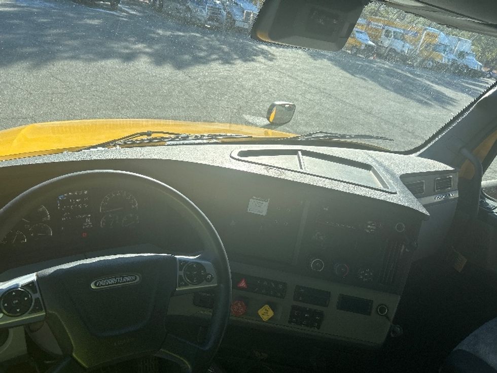 Sleeper Tractor-Heavy Duty Tractors-Freightliner-2022-T12664ST-Fredericksburg-VA-578,834\n\t\tmiles-$ 54,750 - Image 11