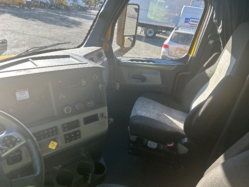 Sleeper Tractor-Heavy Duty Tractors-Freightliner-2022-T12664ST-Fredericksburg-VA-578,834\n\t\tmiles-$ 54,750 - Image 12