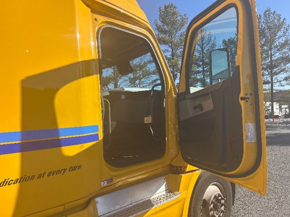 Sleeper Tractor-Heavy Duty Tractors-Freightliner-2022-T12664ST-Fredericksburg-VA-578,834\n\t\tmiles-$ 54,750 - Image 13