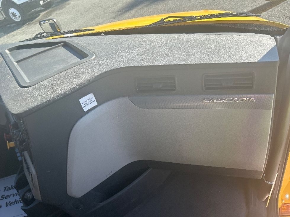 Sleeper Tractor-Heavy Duty Tractors-Freightliner-2022-T12664ST-Fredericksburg-VA-578,834\n\t\tmiles-$ 54,750 - Image 14