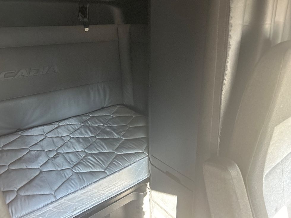 Sleeper Tractor-Heavy Duty Tractors-Freightliner-2022-T12664ST-Fredericksburg-VA-578,834\n\t\tmiles-$ 54,750 - Image 16