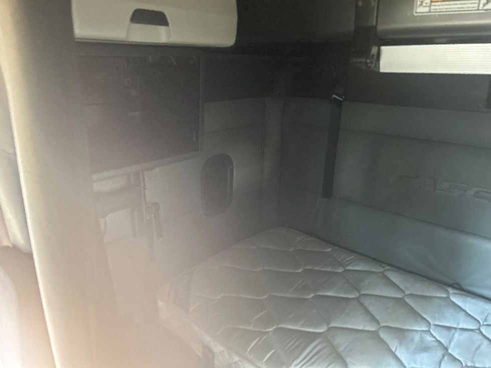 Sleeper Tractor-Heavy Duty Tractors-Freightliner-2022-T12664ST-Fredericksburg-VA-578,834\n\t\tmiles-$ 54,750 - Image 18