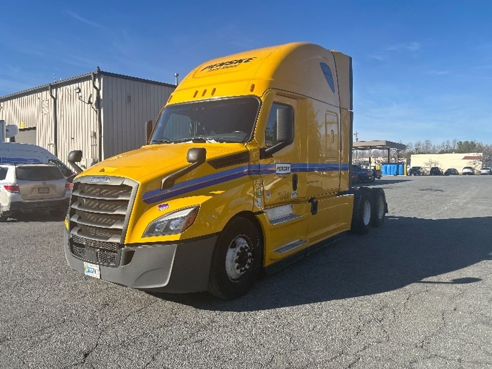 Sleeper Tractor-Heavy Duty Tractors-Freightliner-2022-T12664ST-Fredericksburg-VA-578,834\n\t\tmiles-$ 54,750 - Image 3