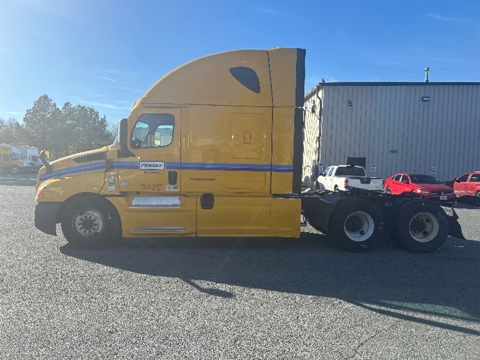 Sleeper Tractor-Heavy Duty Tractors-Freightliner-2022-T12664ST-Fredericksburg-VA-578,834\n\t\tmiles-$ 54,750 - Image 4