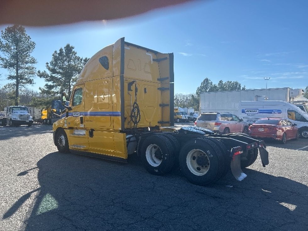 Sleeper Tractor-Heavy Duty Tractors-Freightliner-2022-T12664ST-Fredericksburg-VA-578,834\n\t\tmiles-$ 54,750 - Image 5