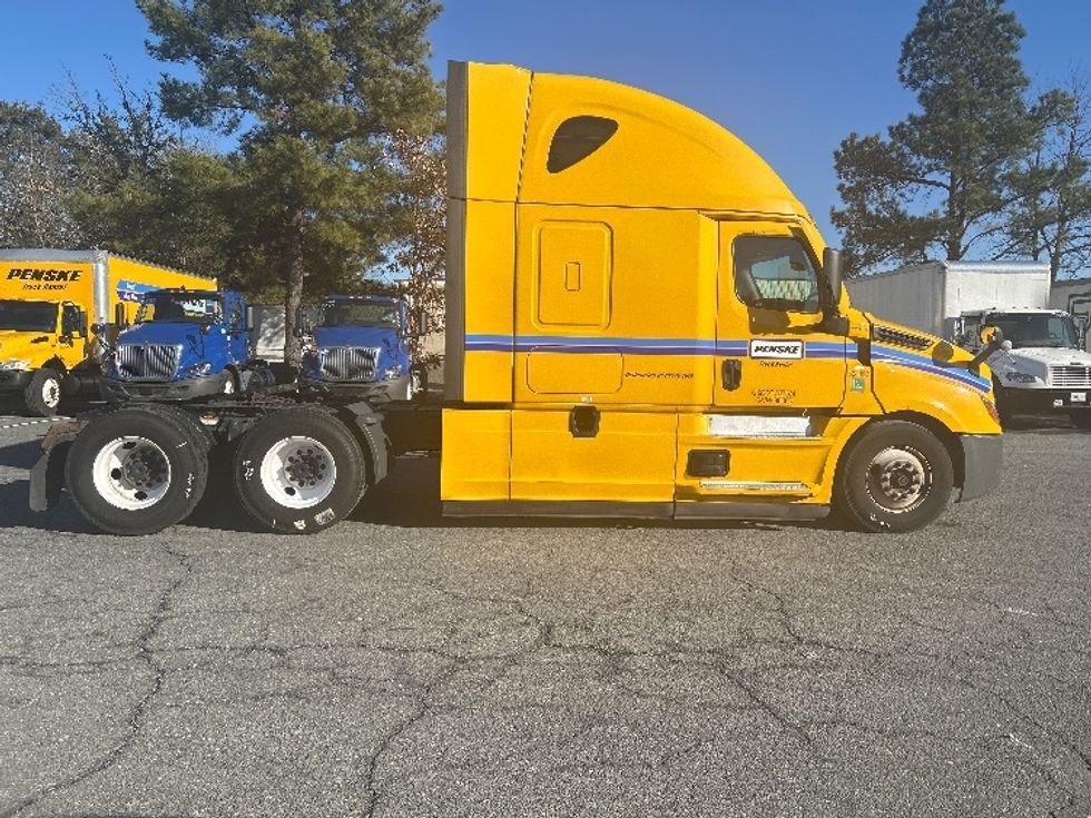 Sleeper Tractor-Heavy Duty Tractors-Freightliner-2022-T12664ST-Fredericksburg-VA-578,834\n\t\tmiles-$ 54,750 - Image 8