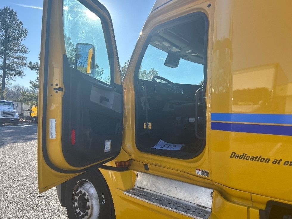 Sleeper Tractor-Heavy Duty Tractors-Freightliner-2022-T12664ST-Fredericksburg-VA-578,834\n\t\tmiles-$ 54,750 - Image 9