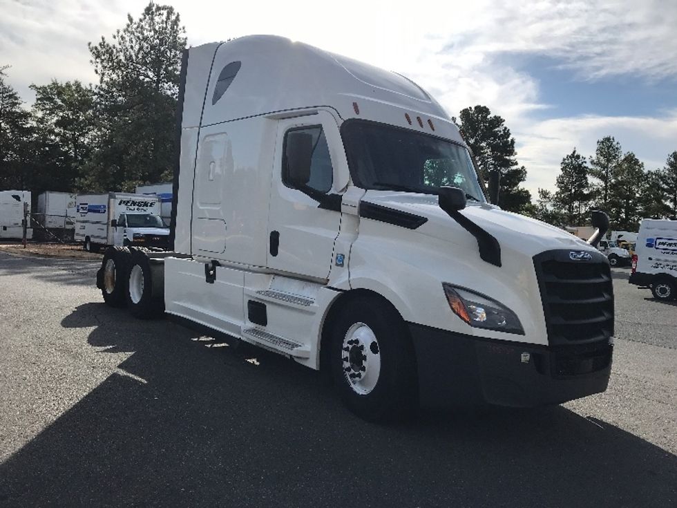 Sleeper Tractor-Heavy Duty Tractors-Freightliner-2022-T12664ST-Fredericksburg-VA-588,678\n\t\tmiles-$ 60,250 - Image 1