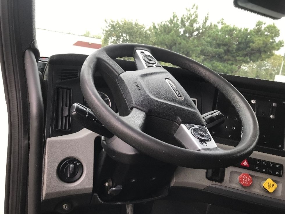 Sleeper Tractor-Heavy Duty Tractors-Freightliner-2022-T12664ST-Fredericksburg-VA-588,678\n\t\tmiles-$ 60,250 - Image 10