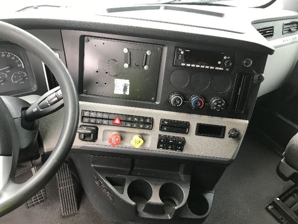 Sleeper Tractor-Heavy Duty Tractors-Freightliner-2022-T12664ST-Fredericksburg-VA-588,678\n\t\tmiles-$ 60,250 - Image 12
