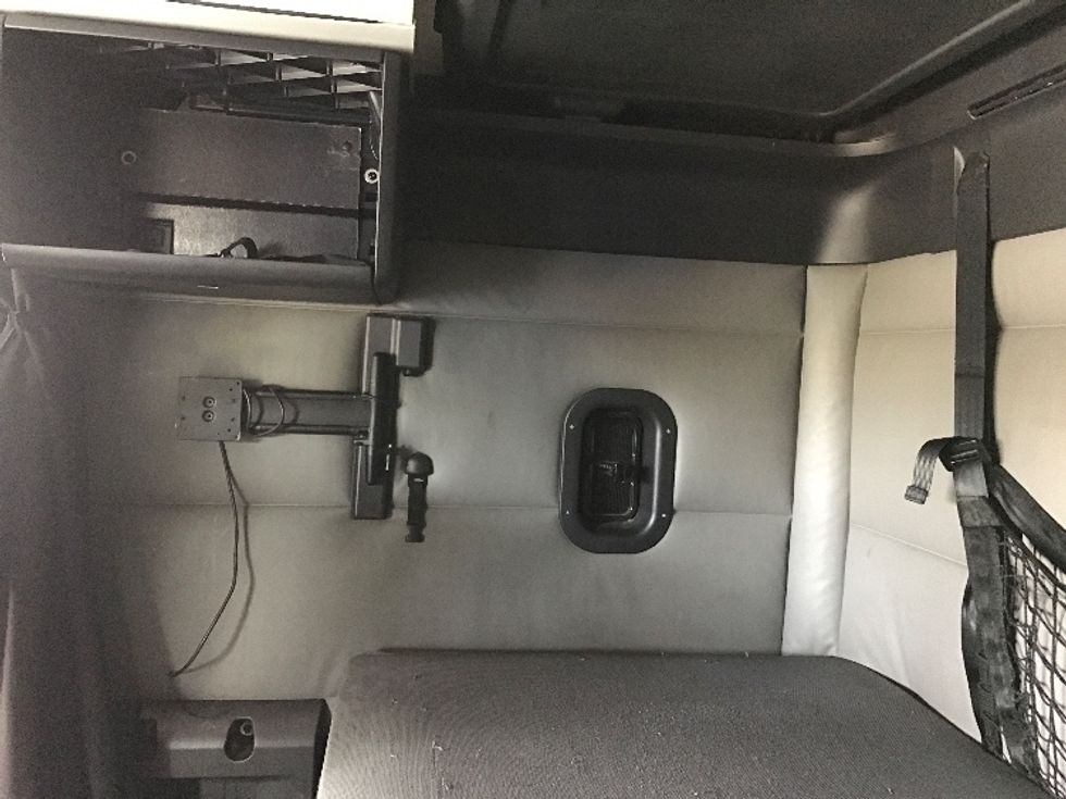 Sleeper Tractor-Heavy Duty Tractors-Freightliner-2022-T12664ST-Fredericksburg-VA-588,678\n\t\tmiles-$ 60,250 - Image 19