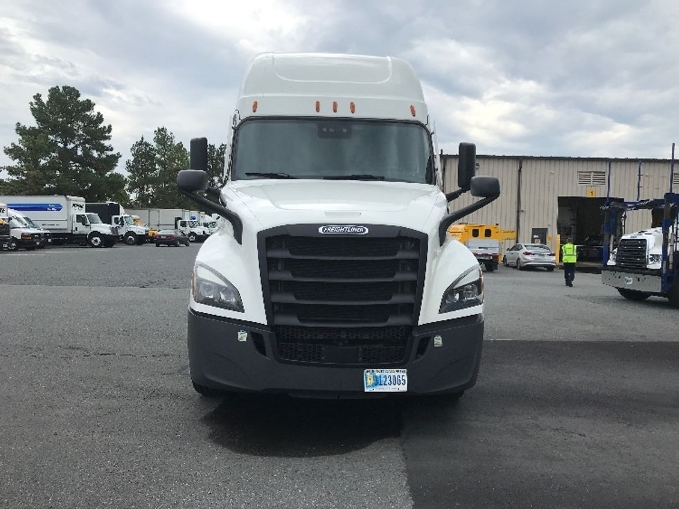 2022 Freightliner Cascadia 126" Sleeper Cab photo 2