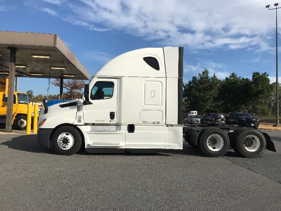 2022 Freightliner Cascadia 126" Sleeper Cab photo 4