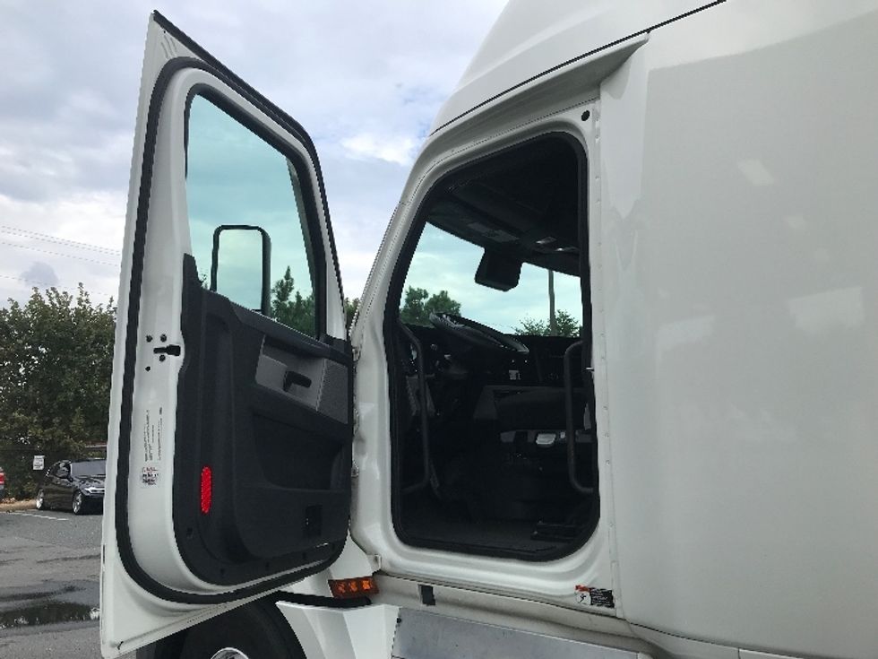 Sleeper Tractor-Heavy Duty Tractors-Freightliner-2022-T12664ST-Fredericksburg-VA-588,678\n\t\tmiles-$ 60,250 - Image 9