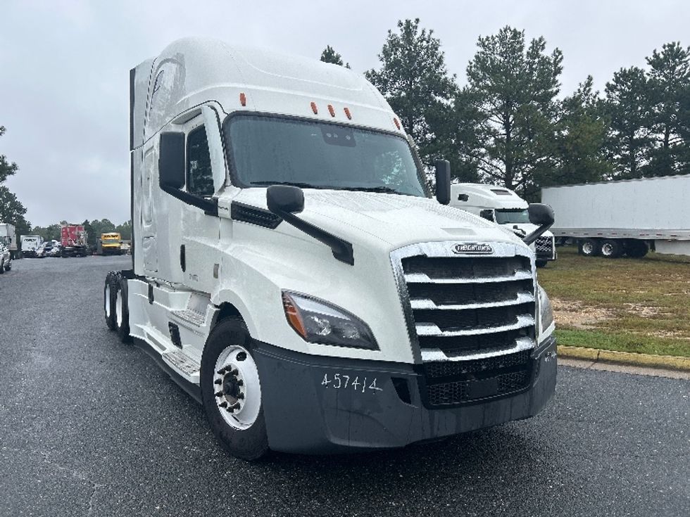 Sleeper Tractor-Heavy Duty Tractors-Freightliner-2022-T12664ST-Fredericksburg-VA-620,785\n\t\tmiles-$ 64,750 - Image 1