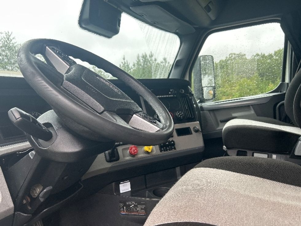 Sleeper Tractor-Heavy Duty Tractors-Freightliner-2022-T12664ST-Fredericksburg-VA-620,785\n\t\tmiles-$ 64,750 - Image 10