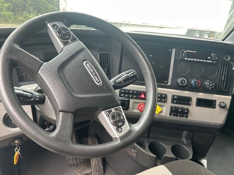 Sleeper Tractor-Heavy Duty Tractors-Freightliner-2022-T12664ST-Fredericksburg-VA-620,785\n\t\tmiles-$ 64,750 - Image 11