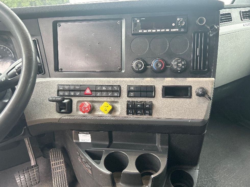 Sleeper Tractor-Heavy Duty Tractors-Freightliner-2022-T12664ST-Fredericksburg-VA-620,785\n\t\tmiles-$ 64,750 - Image 12