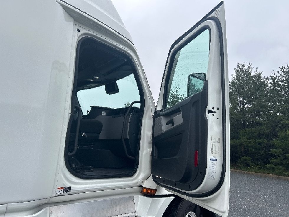 Sleeper Tractor-Heavy Duty Tractors-Freightliner-2022-T12664ST-Fredericksburg-VA-620,785\n\t\tmiles-$ 64,750 - Image 13