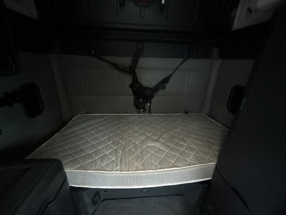 Sleeper Tractor-Heavy Duty Tractors-Freightliner-2022-T12664ST-Fredericksburg-VA-620,785\n\t\tmiles-$ 64,750 - Image 16