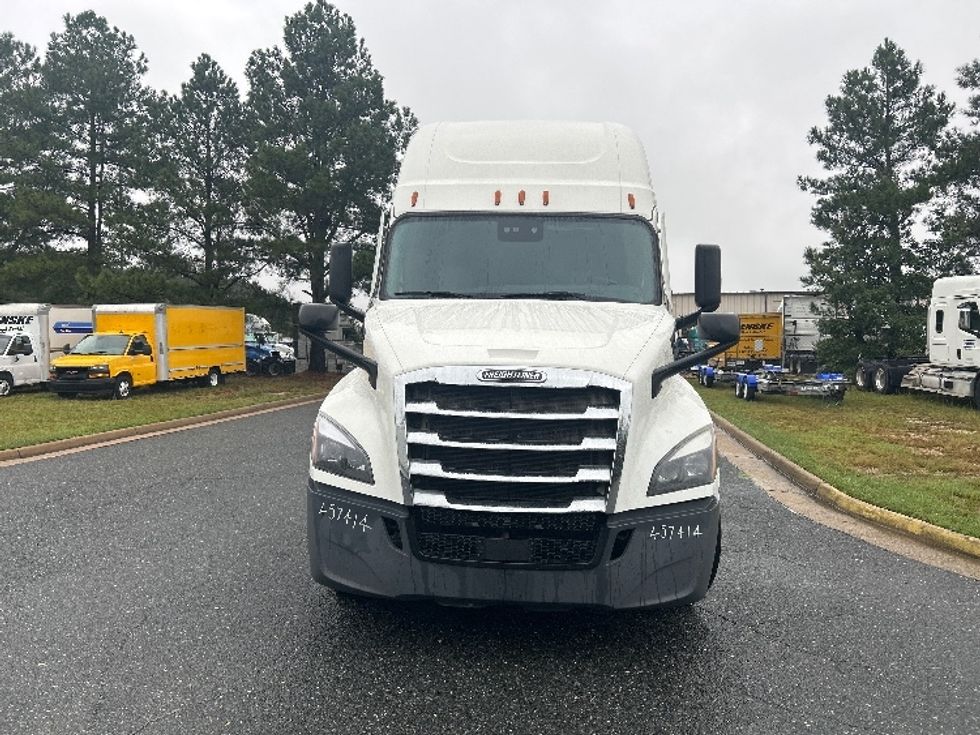 Sleeper Tractor-Heavy Duty Tractors-Freightliner-2022-T12664ST-Fredericksburg-VA-620,785\n\t\tmiles-$ 64,750 - Image 2