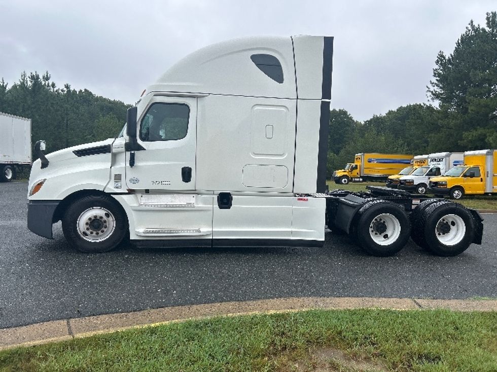 Sleeper Tractor-Heavy Duty Tractors-Freightliner-2022-T12664ST-Fredericksburg-VA-620,785\n\t\tmiles-$ 64,750 - Image 4