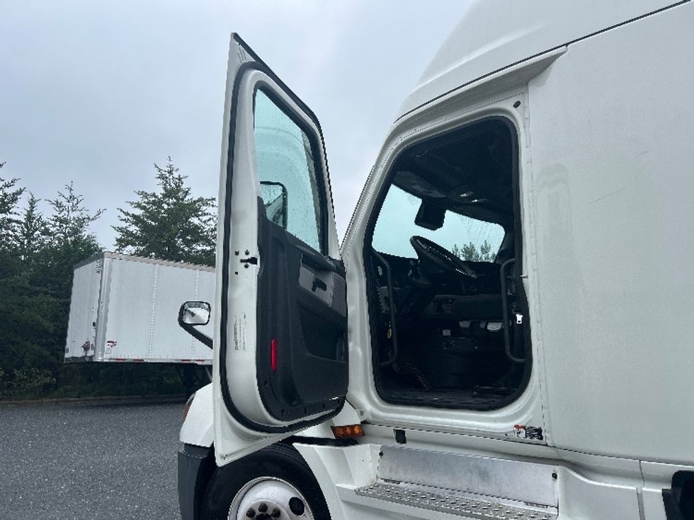 Sleeper Tractor-Heavy Duty Tractors-Freightliner-2022-T12664ST-Fredericksburg-VA-620,785\n\t\tmiles-$ 64,750 - Image 9