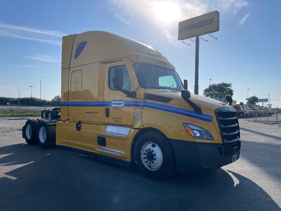 Sleeper Tractor-Heavy Duty Tractors-Freightliner-2022-T12664ST-Fresno-CA-373,635\n\t\tmiles-$ 89,250 - Image 1