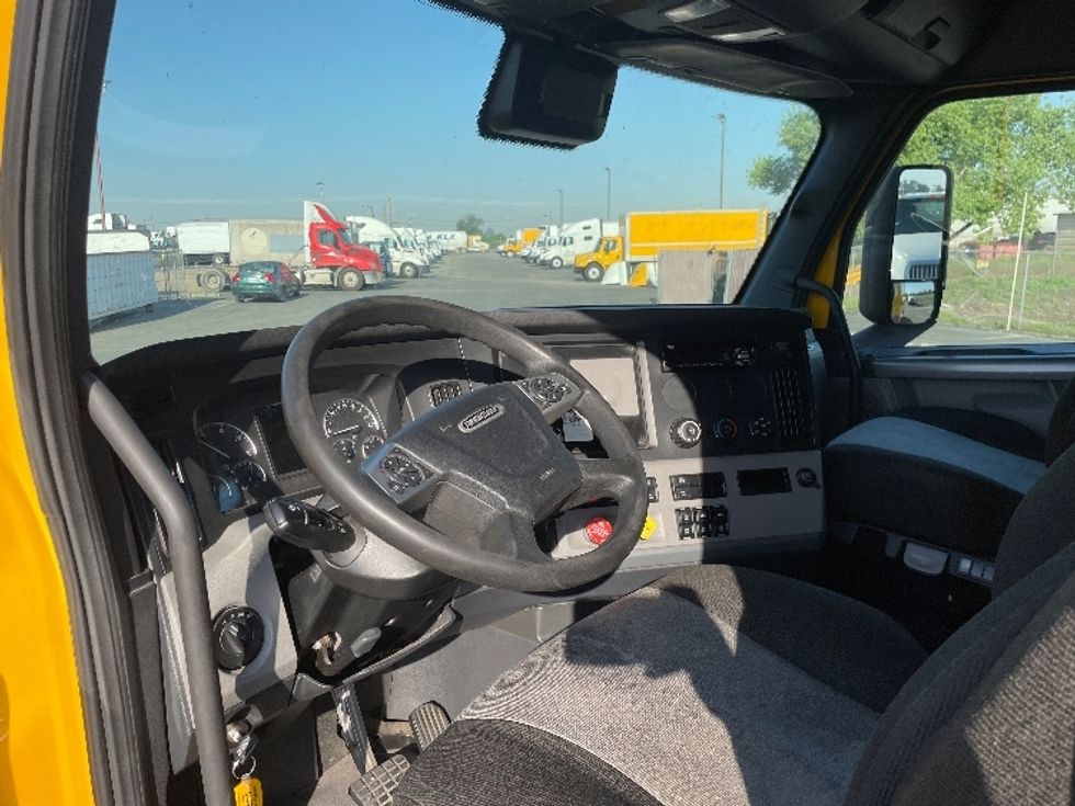 Sleeper Tractor-Heavy Duty Tractors-Freightliner-2022-T12664ST-Fresno-CA-373,635\n\t\tmiles-$ 89,250 - Image 10