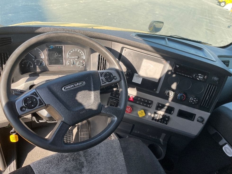 Sleeper Tractor-Heavy Duty Tractors-Freightliner-2022-T12664ST-Fresno-CA-373,635\n\t\tmiles-$ 89,250 - Image 11