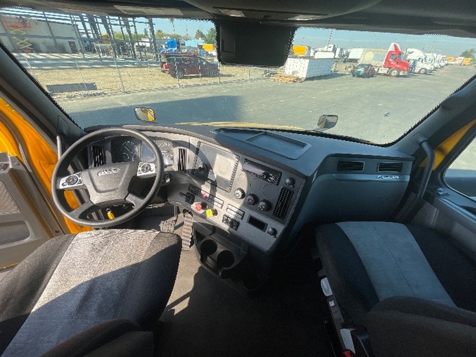 Sleeper Tractor-Heavy Duty Tractors-Freightliner-2022-T12664ST-Fresno-CA-373,635\n\t\tmiles-$ 89,250 - Image 12