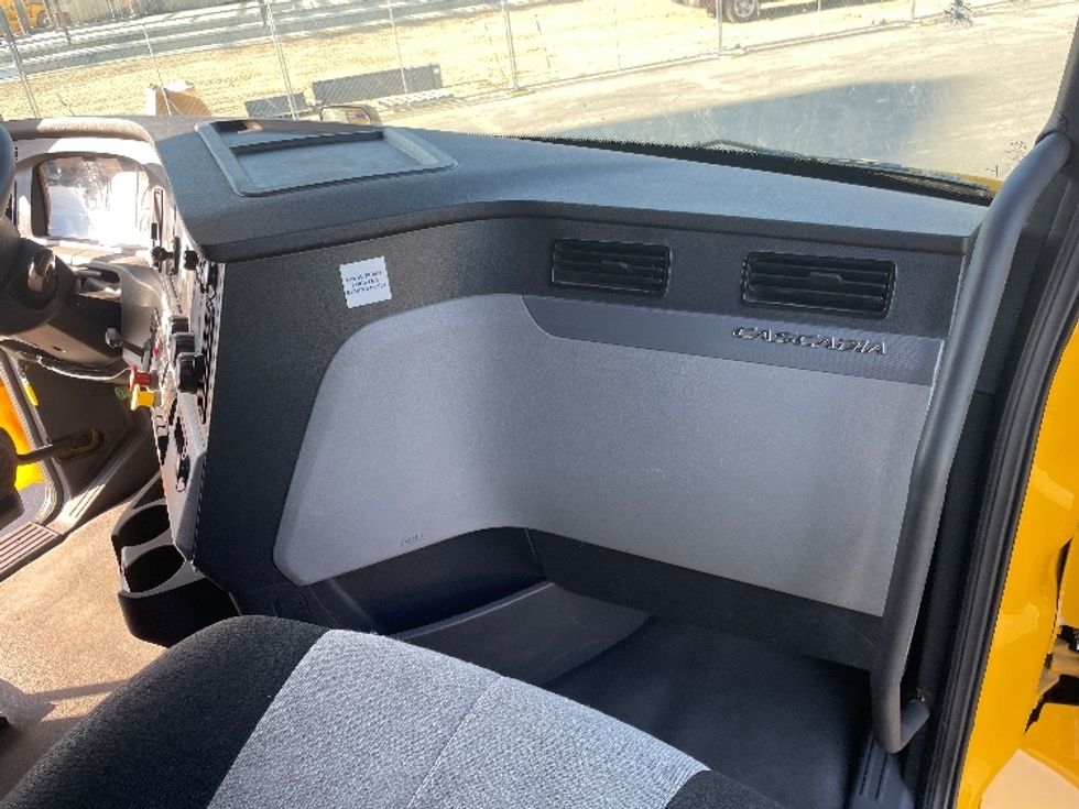 Sleeper Tractor-Heavy Duty Tractors-Freightliner-2022-T12664ST-Fresno-CA-373,635\n\t\tmiles-$ 89,250 - Image 14
