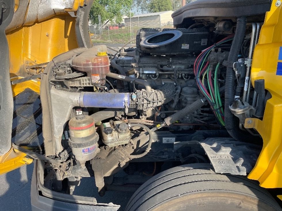 Sleeper Tractor-Heavy Duty Tractors-Freightliner-2022-T12664ST-Fresno-CA-373,635\n\t\tmiles-$ 89,250 - Image 21