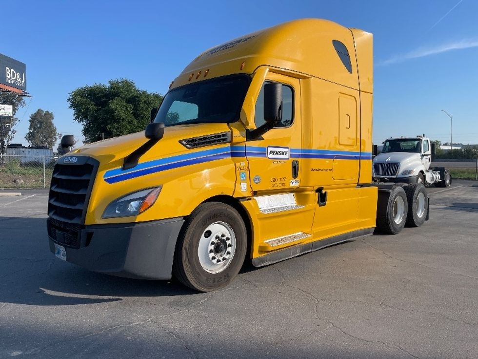 Sleeper Tractor-Heavy Duty Tractors-Freightliner-2022-T12664ST-Fresno-CA-373,635\n\t\tmiles-$ 89,250 - Image 3
