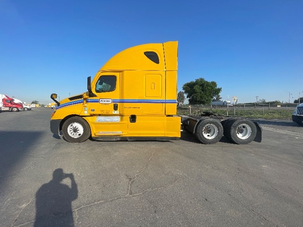 Sleeper Tractor-Heavy Duty Tractors-Freightliner-2022-T12664ST-Fresno-CA-373,635\n\t\tmiles-$ 89,250 - Image 4