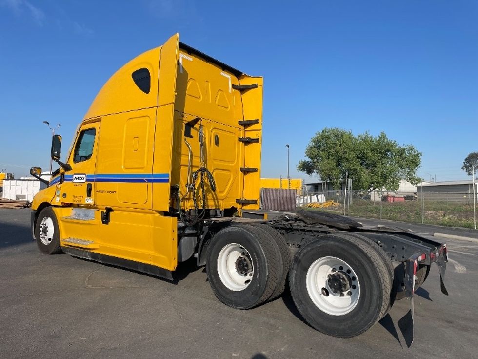 Sleeper Tractor-Heavy Duty Tractors-Freightliner-2022-T12664ST-Fresno-CA-373,635\n\t\tmiles-$ 89,250 - Image 5