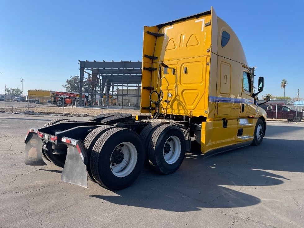 Sleeper Tractor-Heavy Duty Tractors-Freightliner-2022-T12664ST-Fresno-CA-373,635\n\t\tmiles-$ 89,250 - Image 7