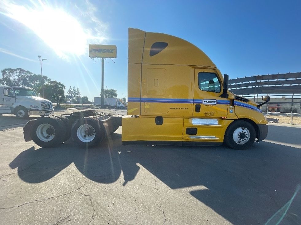 Sleeper Tractor-Heavy Duty Tractors-Freightliner-2022-T12664ST-Fresno-CA-373,635\n\t\tmiles-$ 89,250 - Image 8