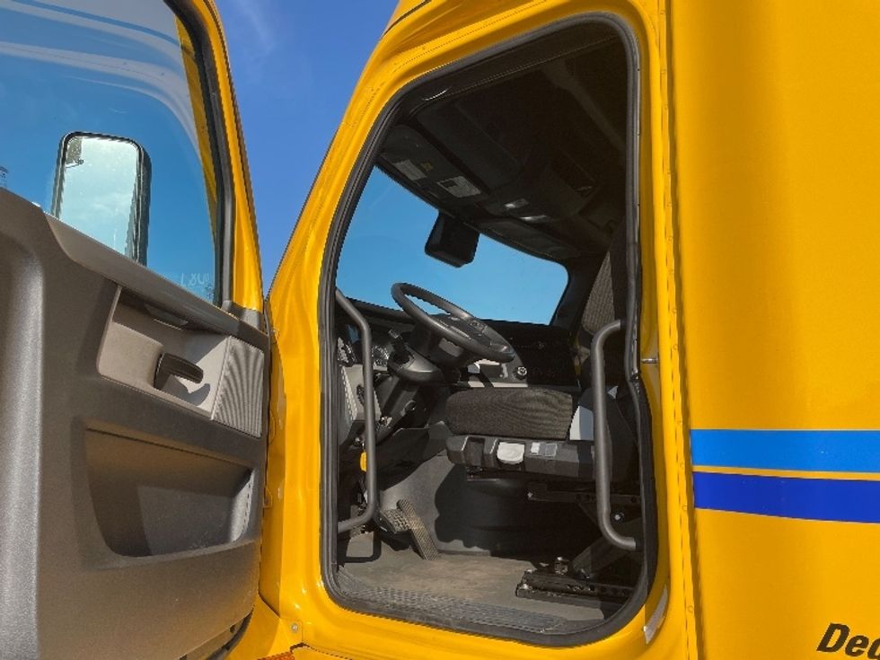 Sleeper Tractor-Heavy Duty Tractors-Freightliner-2022-T12664ST-Fresno-CA-373,635\n\t\tmiles-$ 89,250 - Image 9