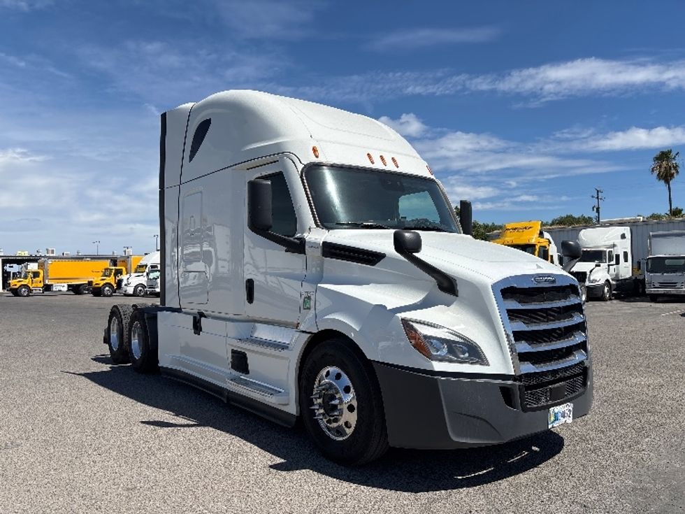 Sleeper Tractor-Heavy Duty Tractors-Freightliner-2022-T12664ST-Fresno-CA-541,461\n\t\tmiles-$ 63,250 - Image 1