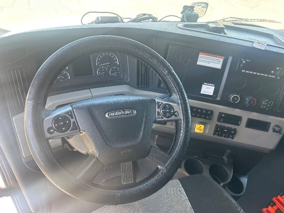 Sleeper Tractor-Heavy Duty Tractors-Freightliner-2022-T12664ST-Fresno-CA-541,461\n\t\tmiles-$ 63,250 - Image 11