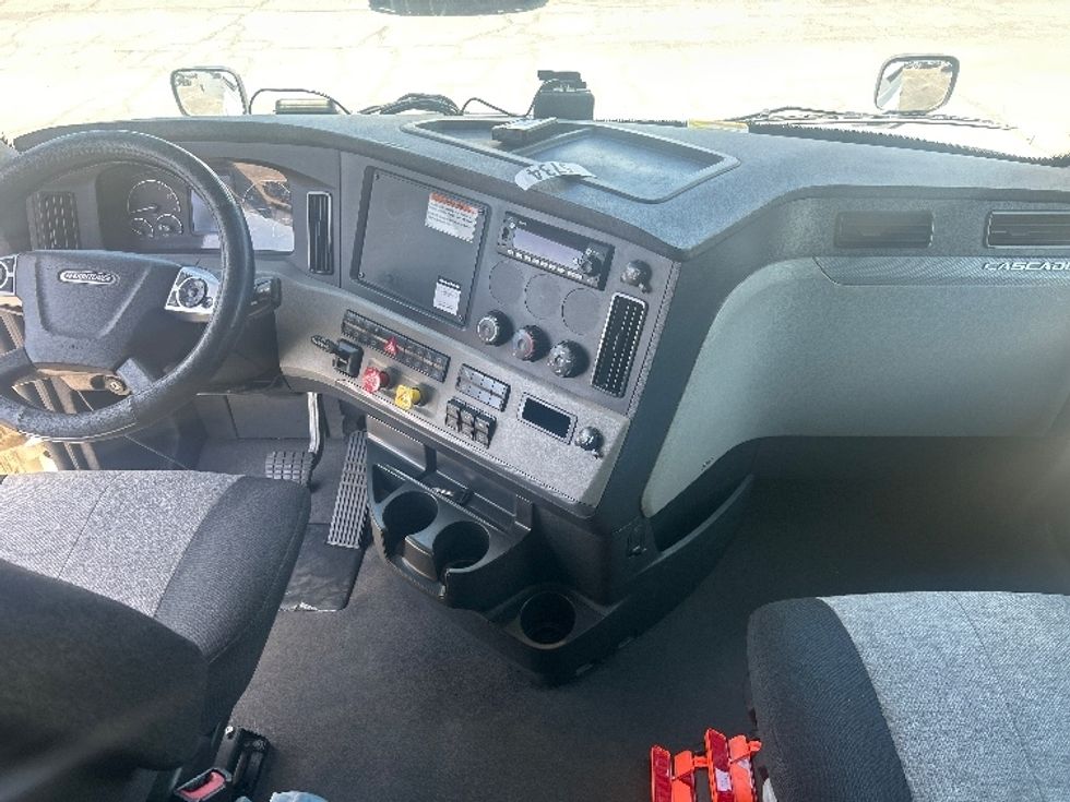 Sleeper Tractor-Heavy Duty Tractors-Freightliner-2022-T12664ST-Fresno-CA-541,461\n\t\tmiles-$ 63,250 - Image 12