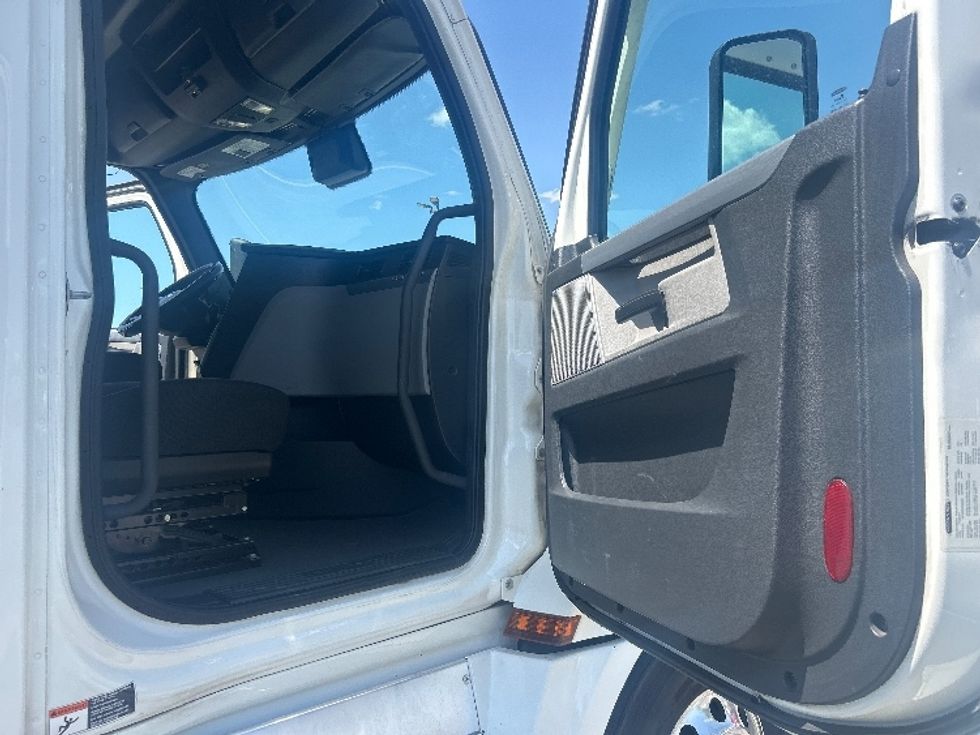 Sleeper Tractor-Heavy Duty Tractors-Freightliner-2022-T12664ST-Fresno-CA-541,461\n\t\tmiles-$ 63,250 - Image 13