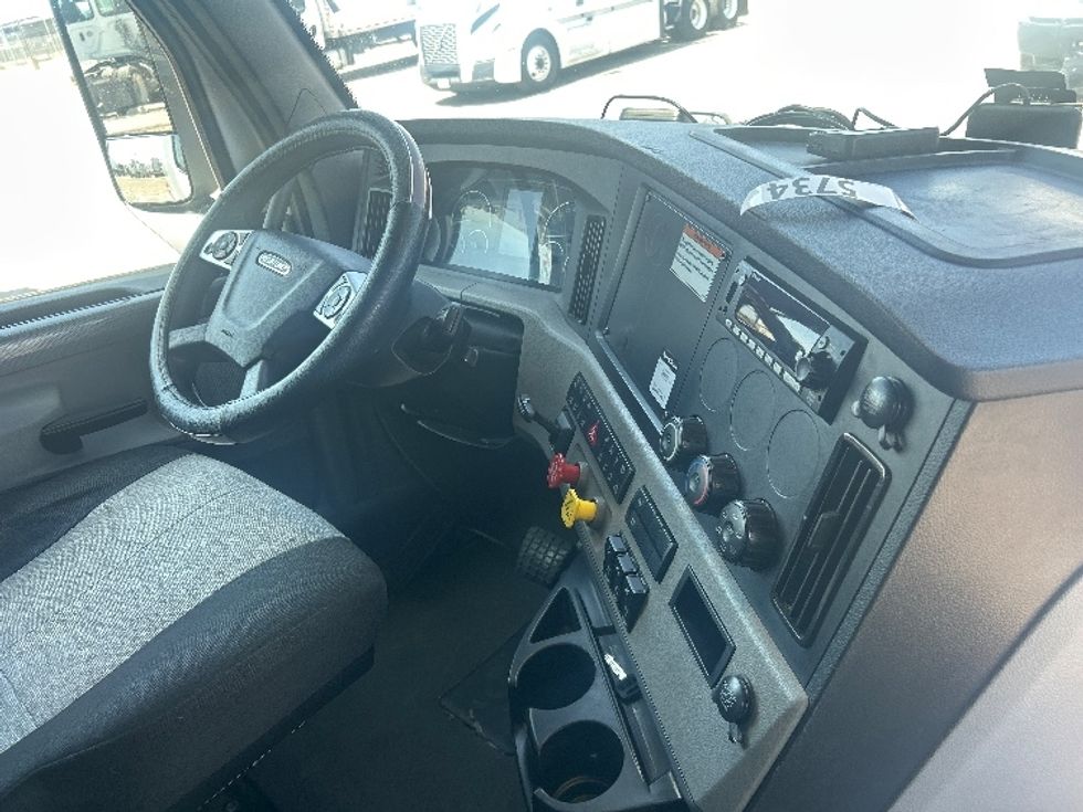 Sleeper Tractor-Heavy Duty Tractors-Freightliner-2022-T12664ST-Fresno-CA-541,461\n\t\tmiles-$ 63,250 - Image 15