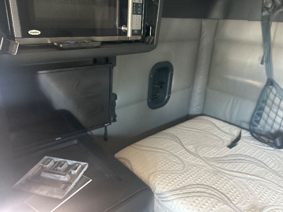 Sleeper Tractor-Heavy Duty Tractors-Freightliner-2022-T12664ST-Fresno-CA-541,461\n\t\tmiles-$ 63,250 - Image 19