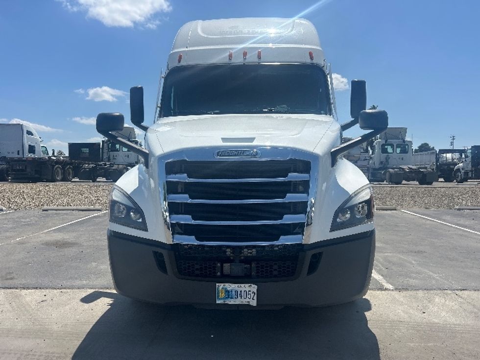 Sleeper Tractor-Heavy Duty Tractors-Freightliner-2022-T12664ST-Fresno-CA-541,461\n\t\tmiles-$ 63,250 - Image 2