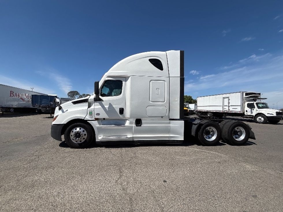 Sleeper Tractor-Heavy Duty Tractors-Freightliner-2022-T12664ST-Fresno-CA-541,461\n\t\tmiles-$ 63,250 - Image 4